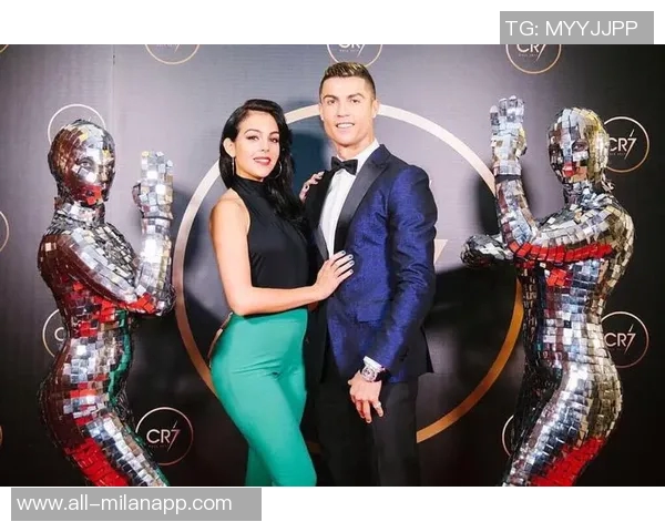 小特朗普与女友合影C罗乔治娜感慨椭圆形办公室的意外邂逅与人生奇遇 小特朗普与女友合影C罗乔治娜感慨椭圆形办公室的意外邂逅与人生奇遇